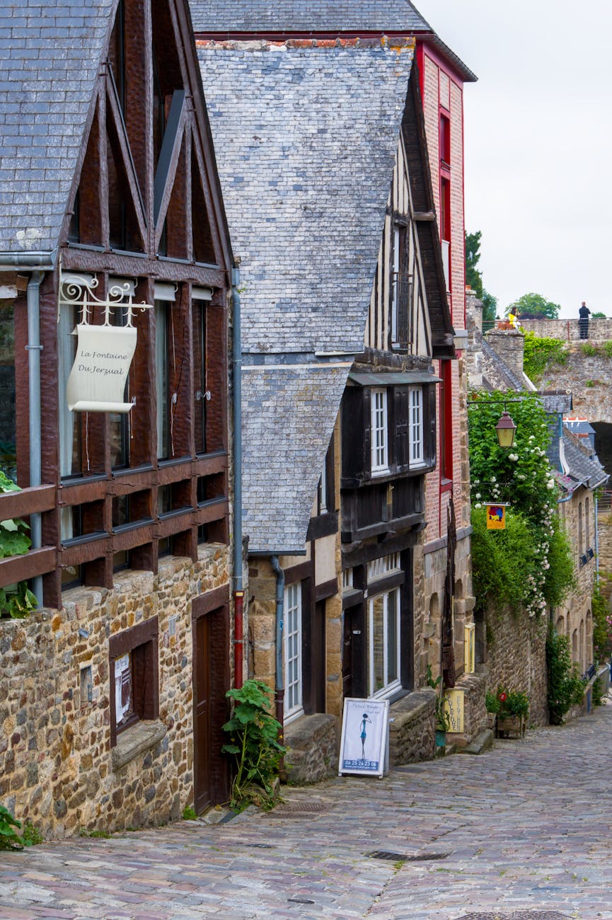 Rue médiévale en pierre dans une ville bretonne