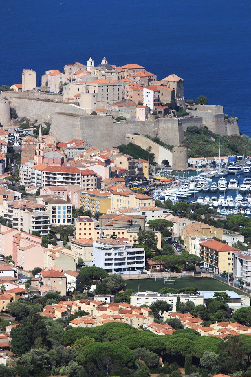 Vue aérienne d'une ville côtière avec mer bleue