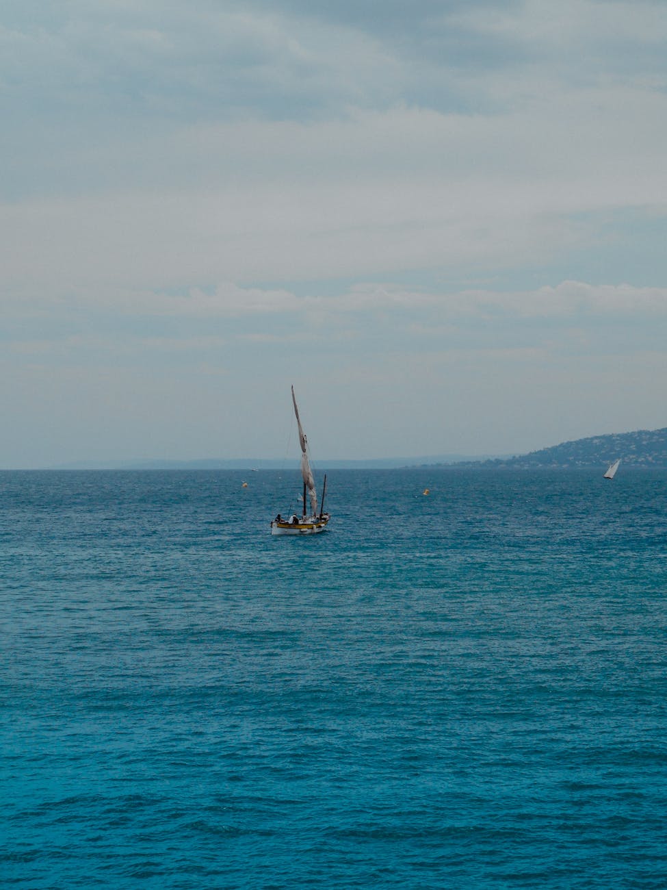 Voilier sur la mer Méditerranée à Fréjus