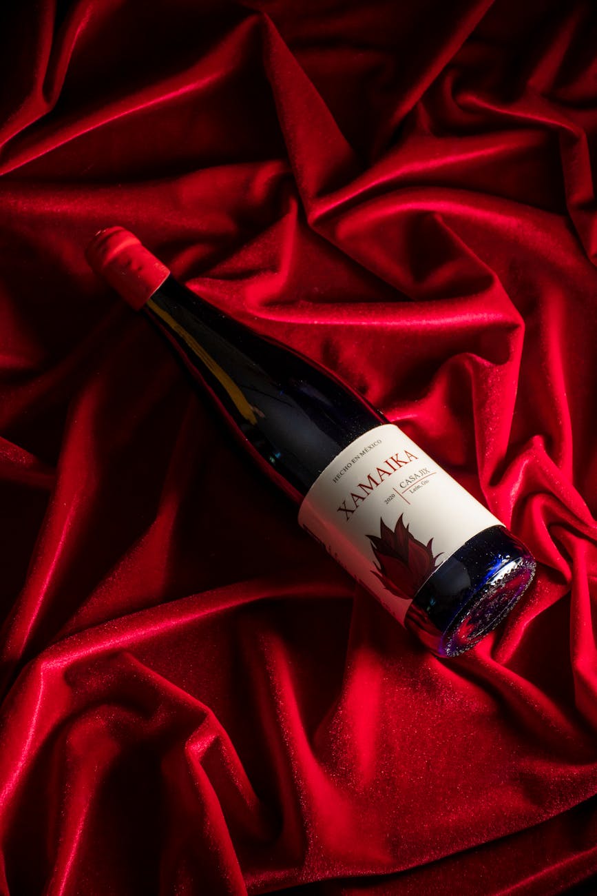 Bouteille de vin rouge sur fond rouge