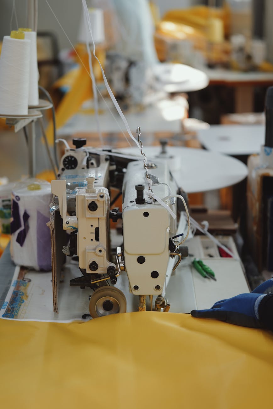 Atelier de couture avec machines et bobines de fil