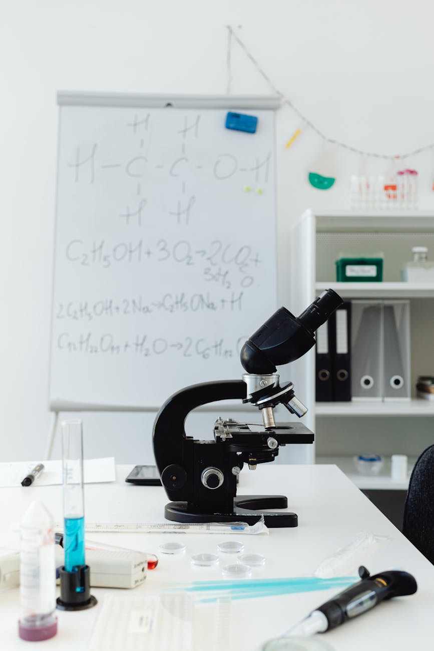 Microscope dans un laboratoire moderne