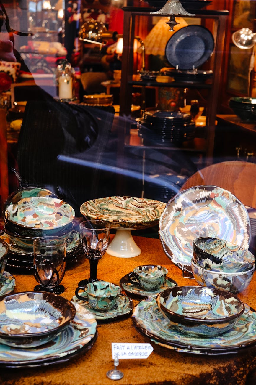 Vaisselle artisanale colorée en vitrine de boutique