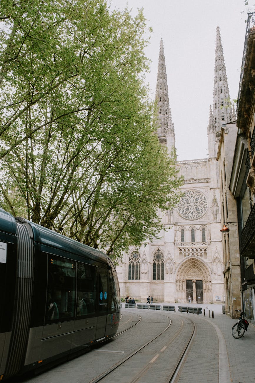 Tram passant devant la cathédrale Saint-André de Bordeaux