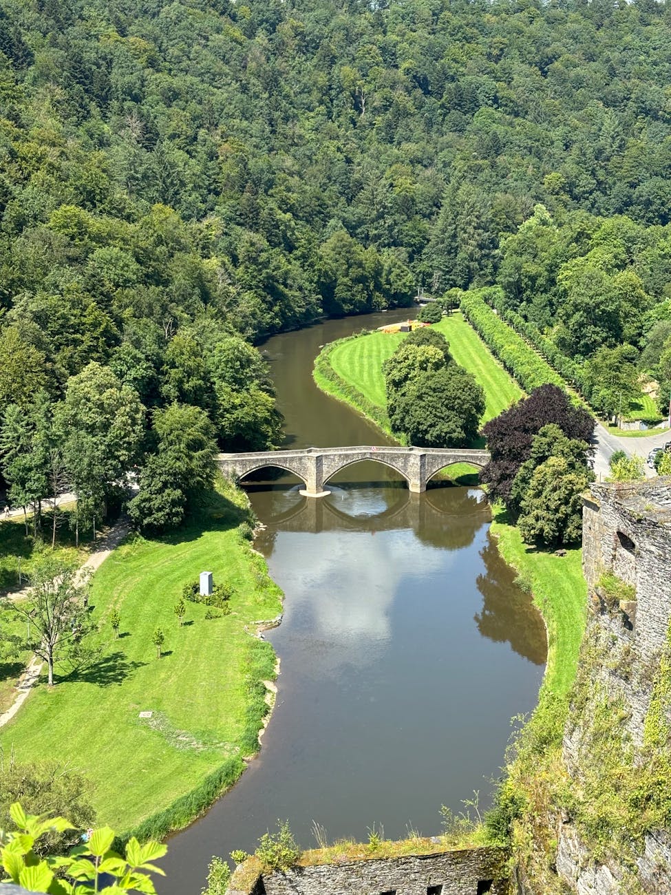 Vue aérienne d'un pont historique sur une rivière dans la Wallonie verdoyante