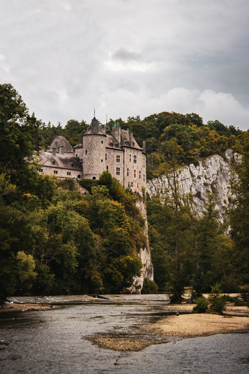 Vue pittoresque d'un château historique sur une falaise au-dessus d'une rivière à Dinant, Belgique