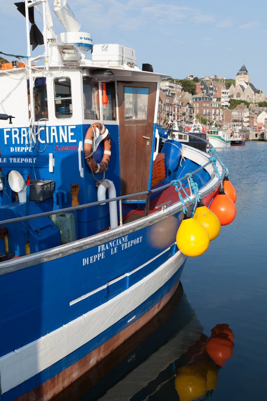 Bateau de pêche dans un port normand