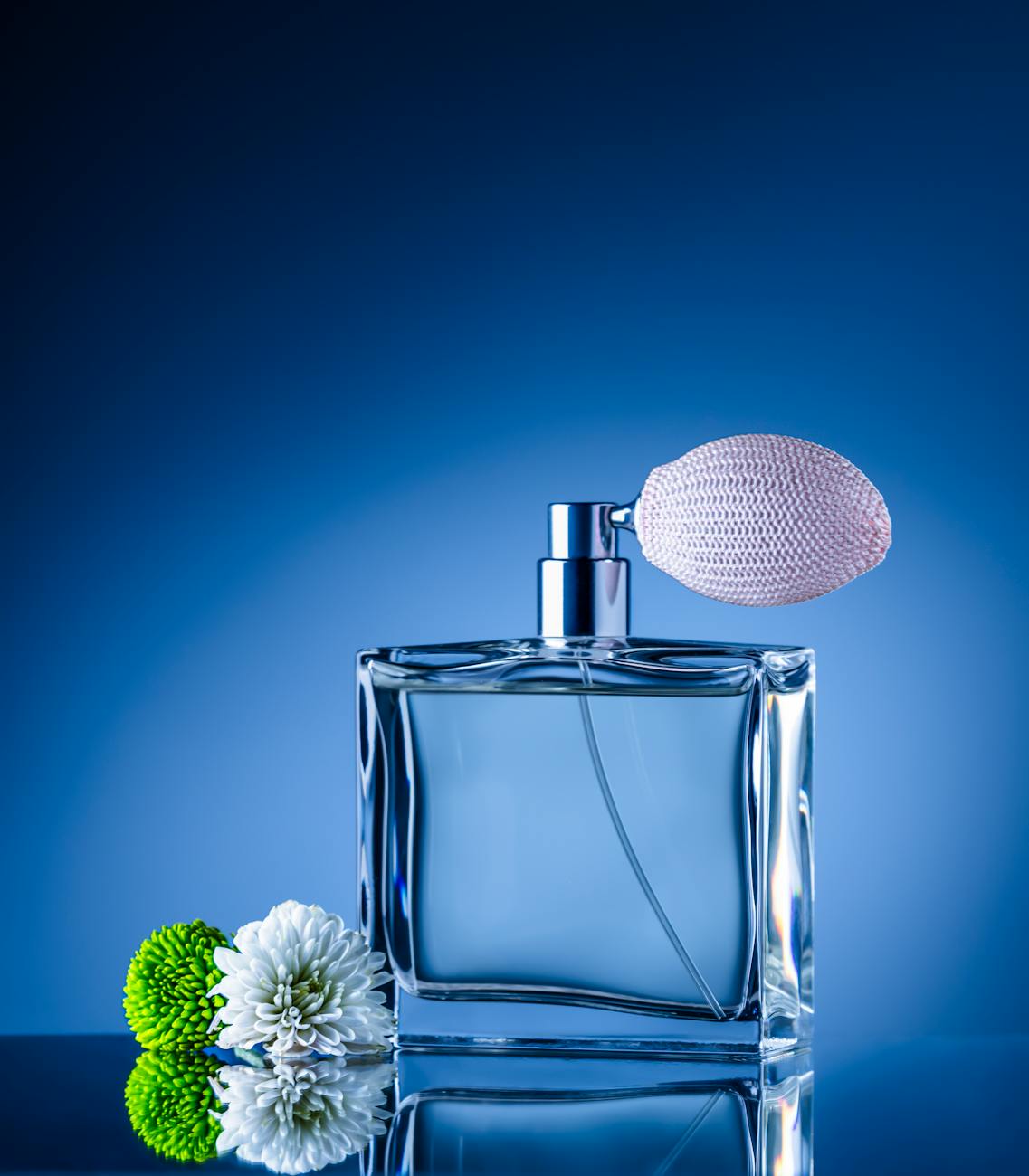 Flacon de parfum élégant entouré de fleurs vibrantes