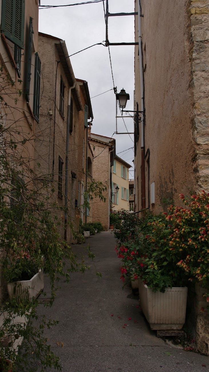 Ruelle pittoresque avec bâtiments anciens à Grasse, Provence