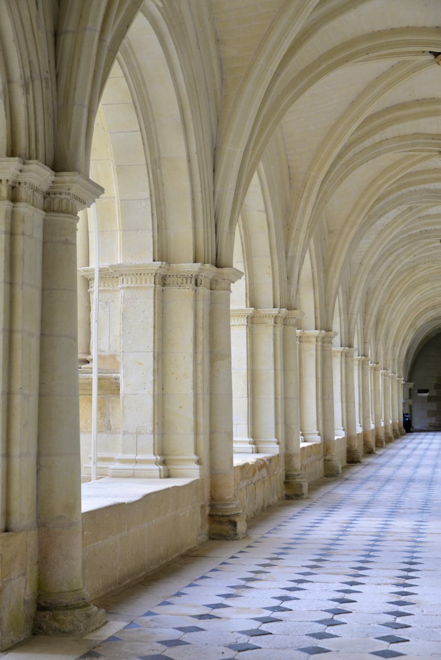 Arche de pierre dans une abbaye française