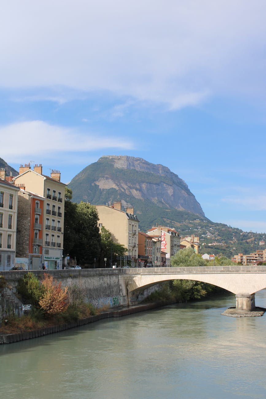 Pont sur l'Isère avec massifs alpins en arrière-plan