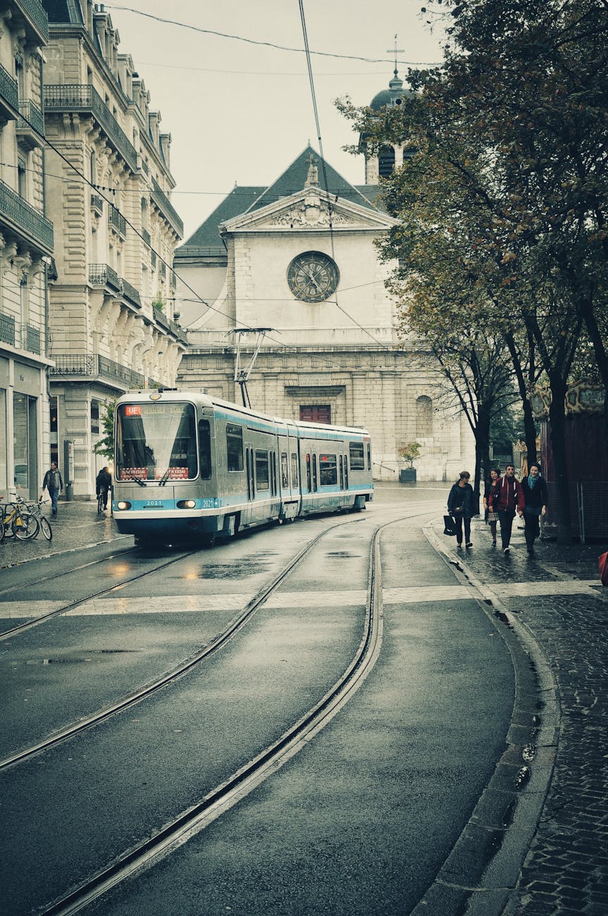 Tramway passant devant l'église Saint-Louis à Grenoble