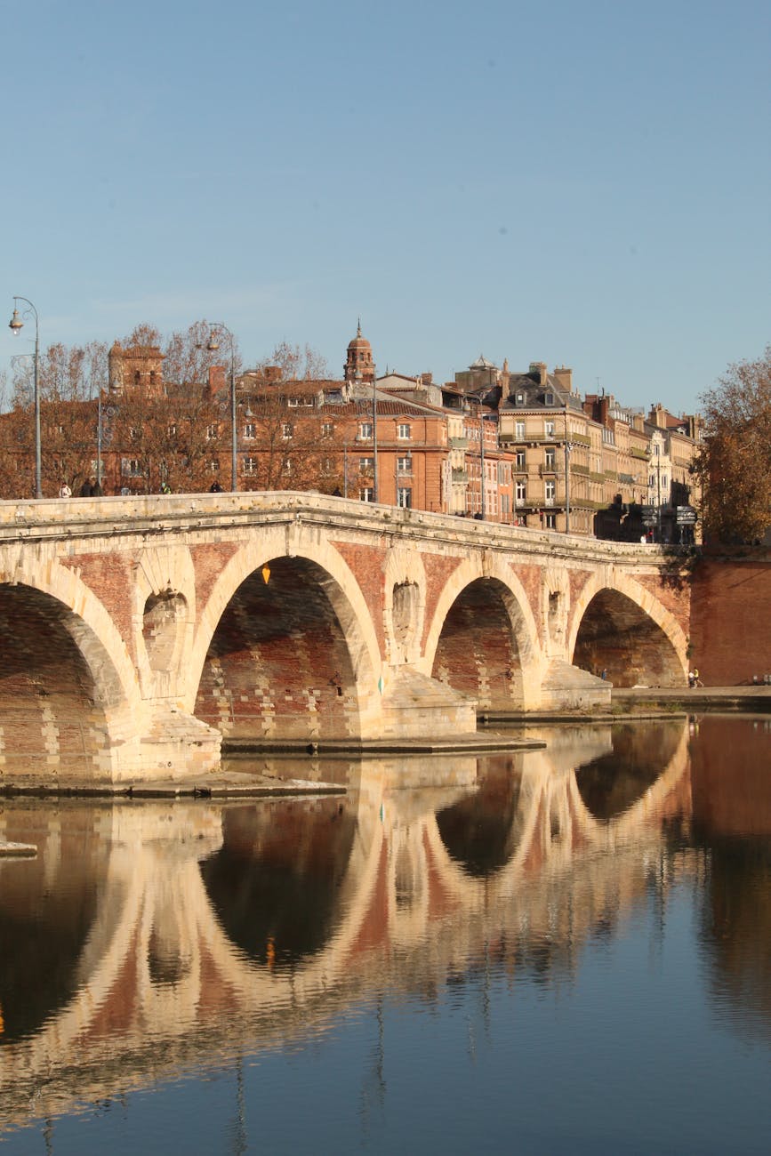 Pont Neuf reflété dans la Garonne à Toulouse