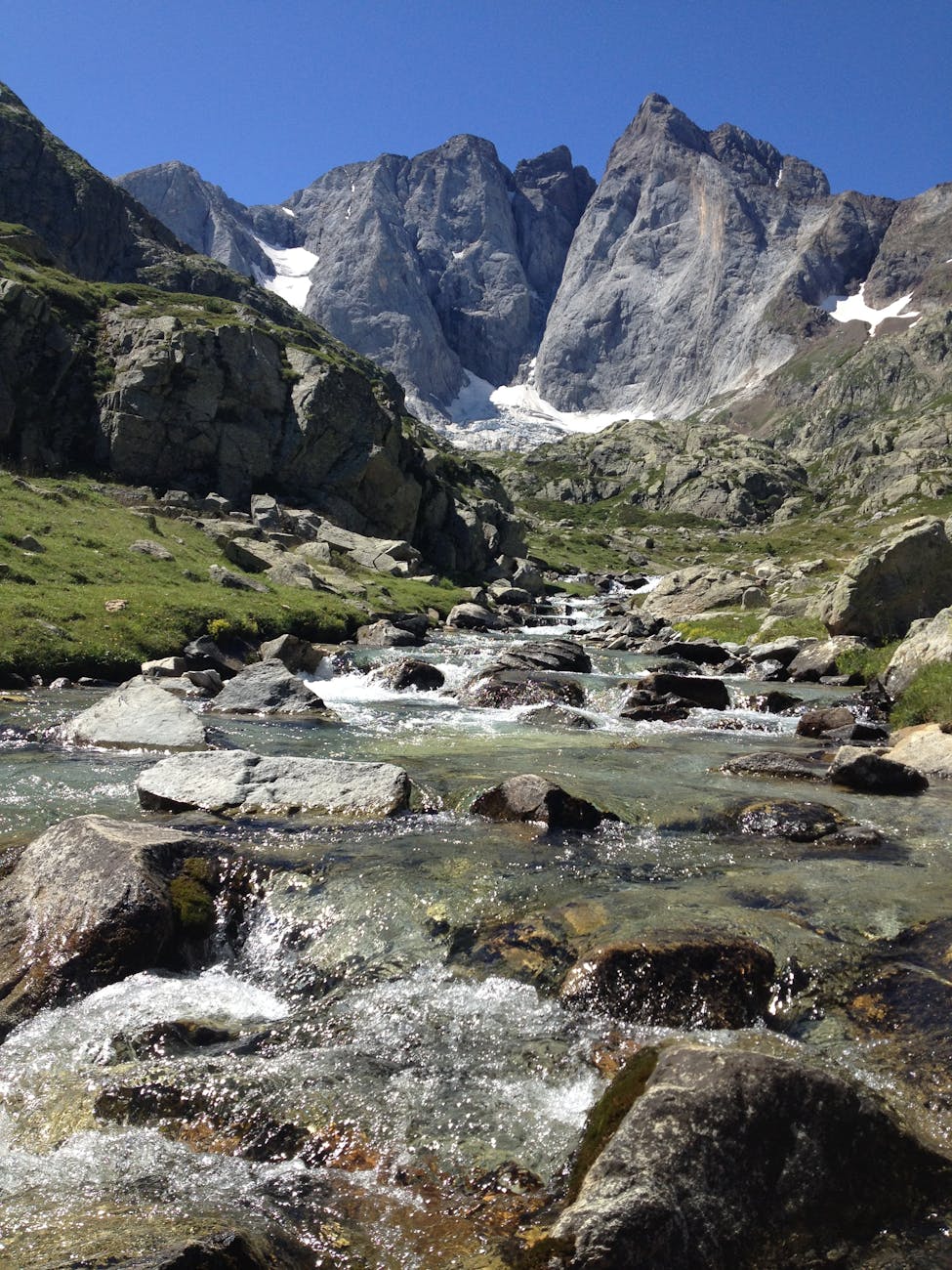 Cours d'eau dans les Pyrénées sous ciel bleu
