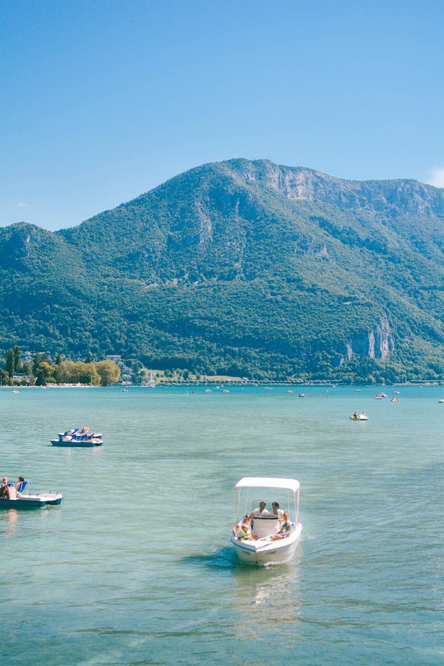 Bateaux sur le lac d'Annecy avec montagnes en fond
