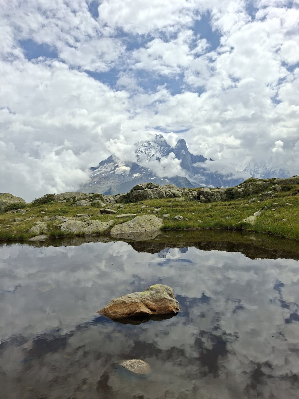 Mont-Blanc et lac alpin à Chamonix