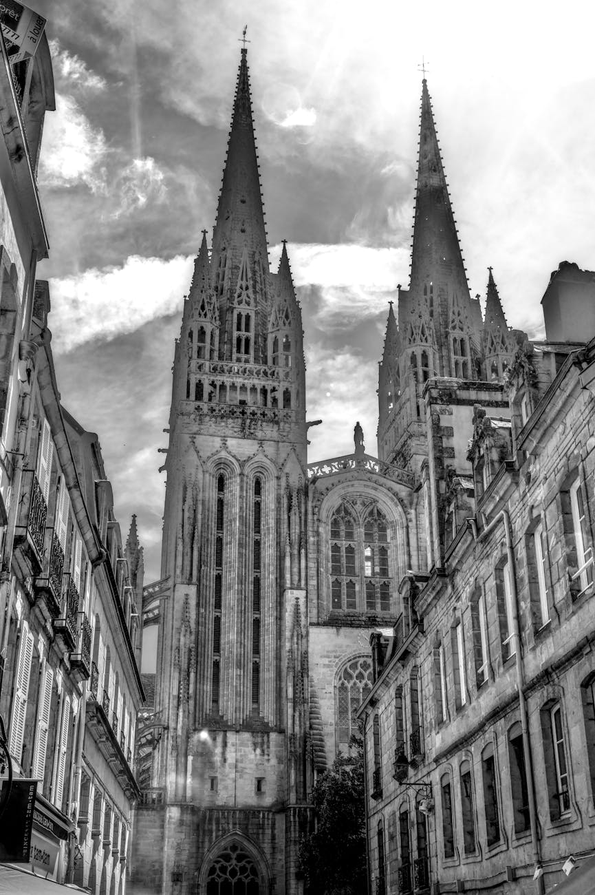 Cathédrale gothique en noir et blanc