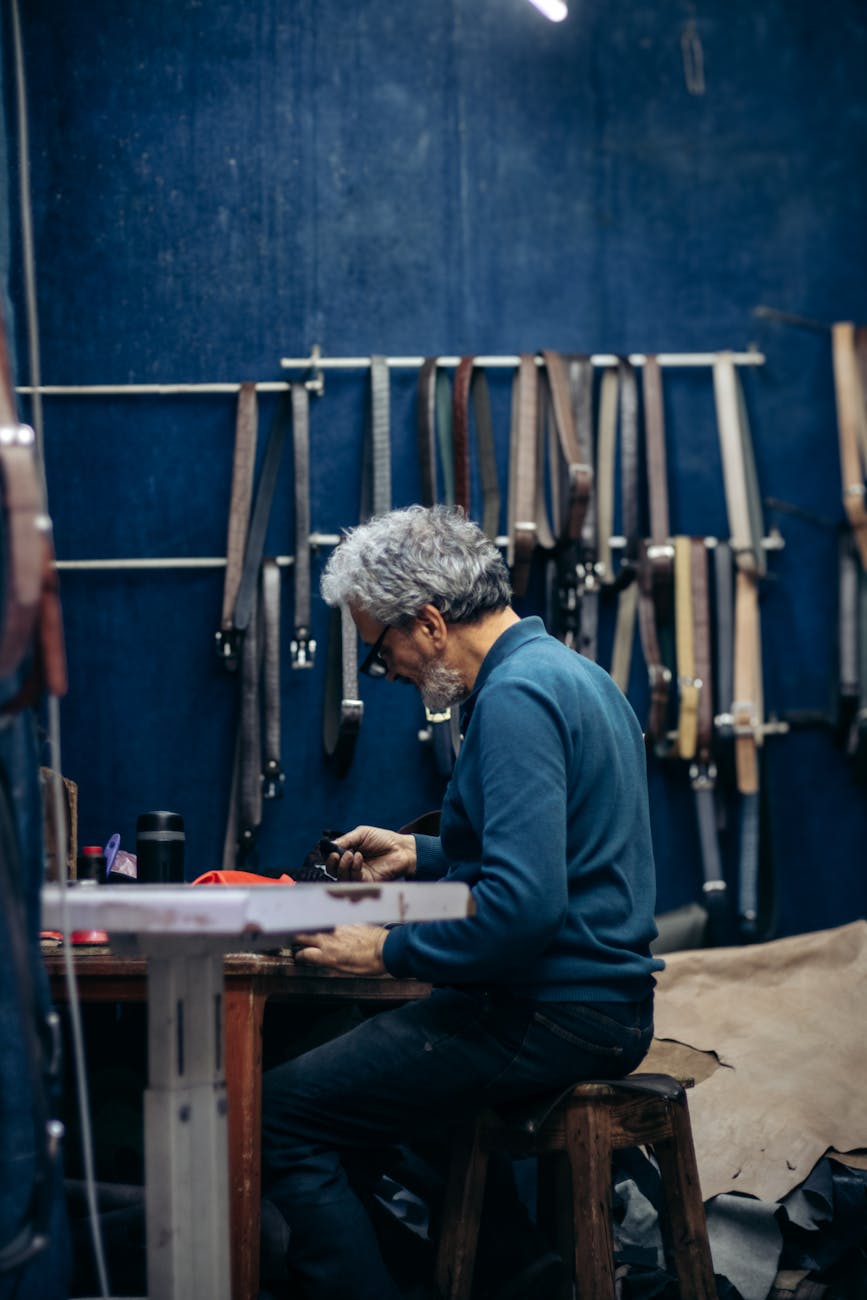Artisan travaillant le cuir dans son atelier