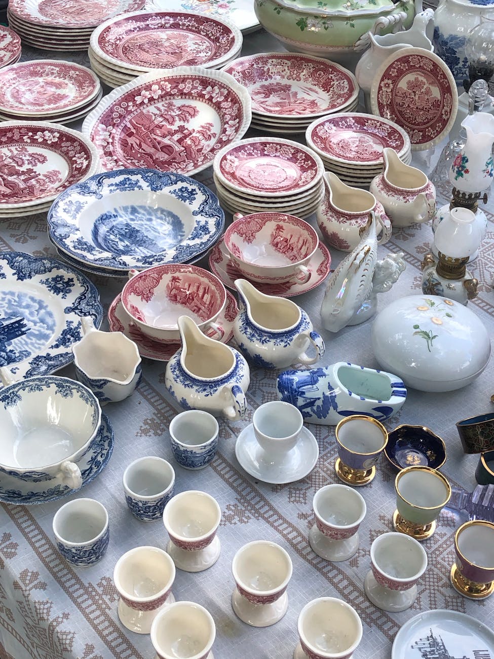 Assortiment de porcelaines anciennes aux décors variés