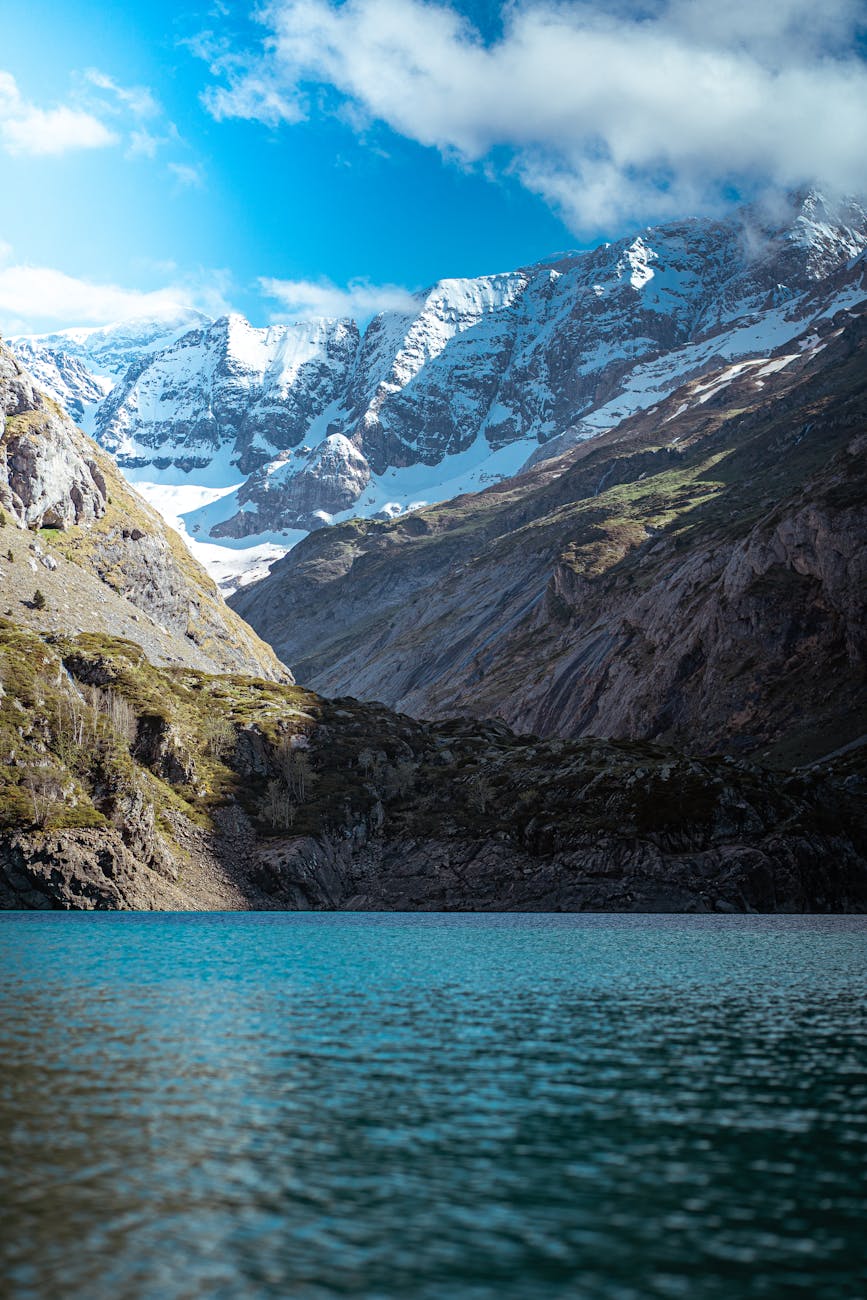 Montagnes enneigées et lac à Gavarnie