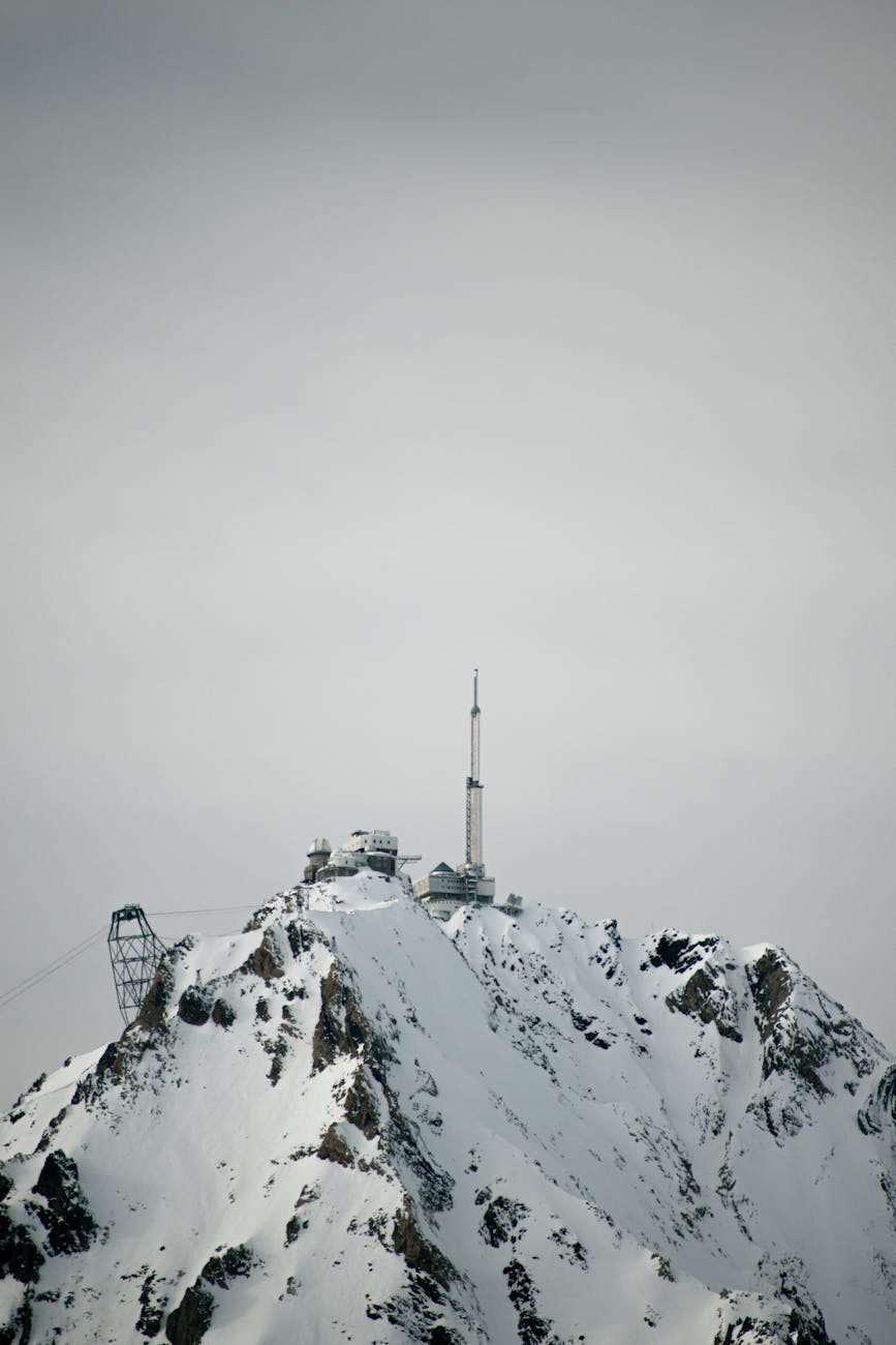Observatoire du Pic du Midi de Bigorre enneigé dans les Pyrénées