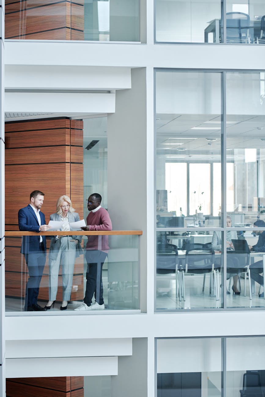 Professionnels en réunion dans un open space moderne