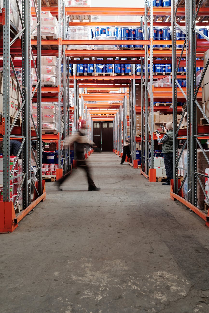 Couloir d'entrepôt logistique avec étagères