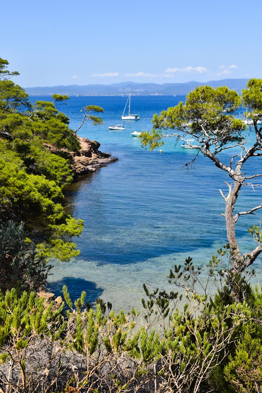 Crique de Porquerolles avec voiliers et eau turquoise