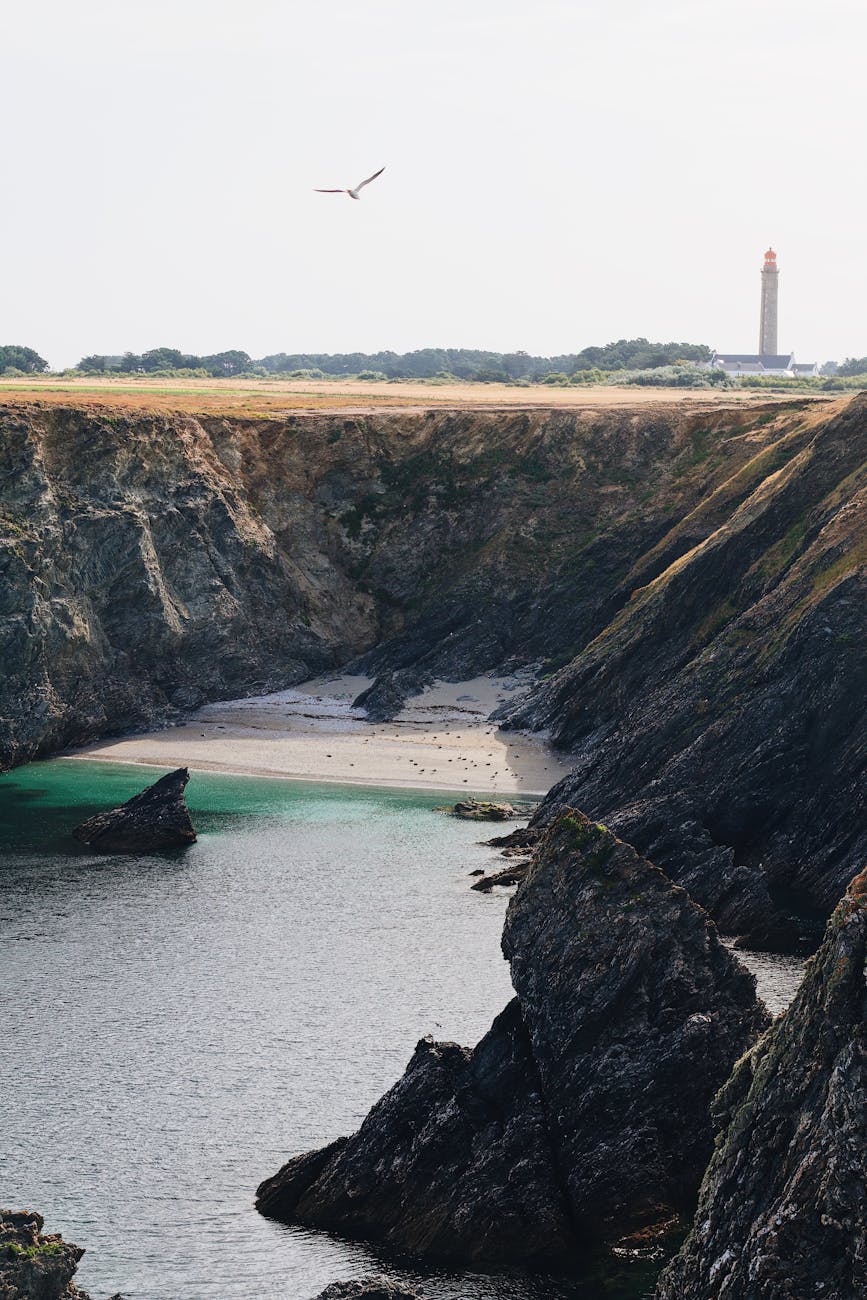 Phare et falaises rocheuses sur la côte bretonne