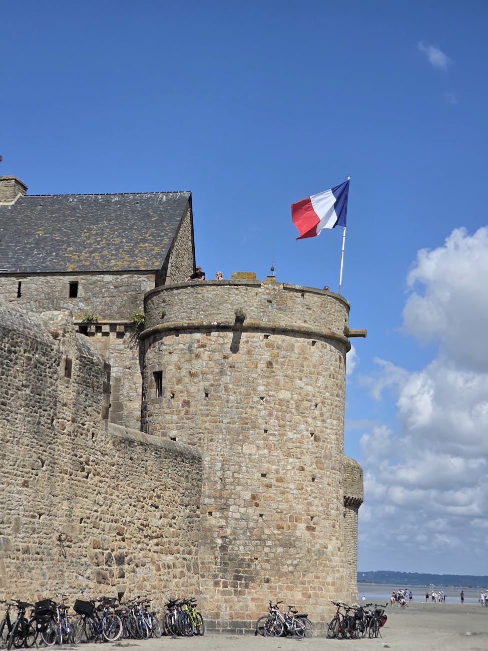 Forteresse en pierre de Saint-Malo avec drapeau français
