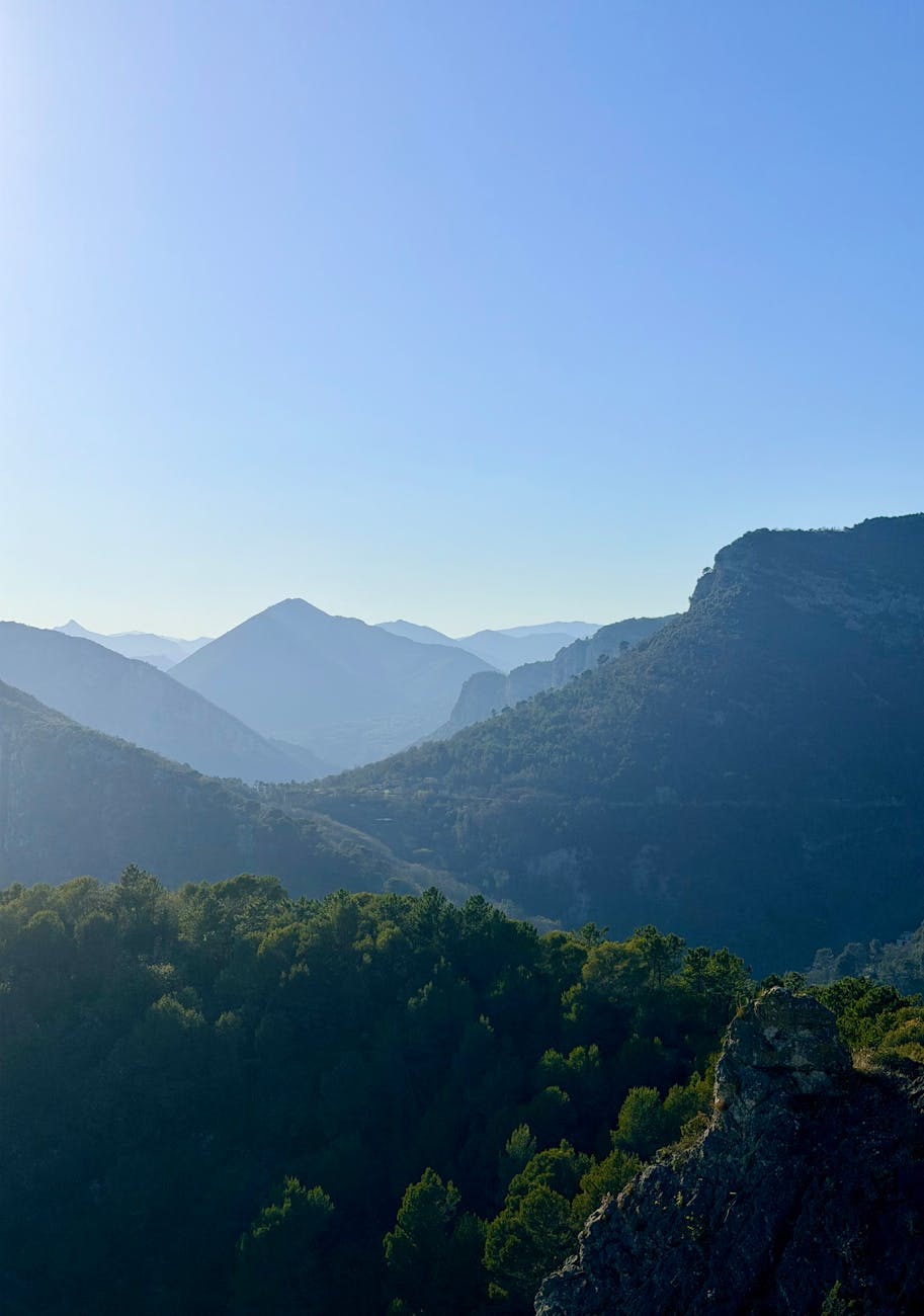 Sommets alpins dans la brume
