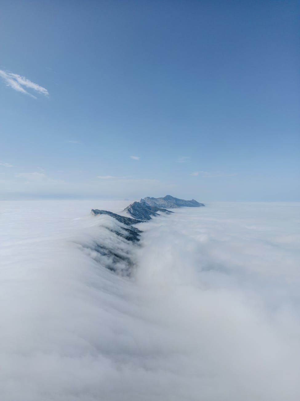 Vue aérienne du massif du Vercors enneigé