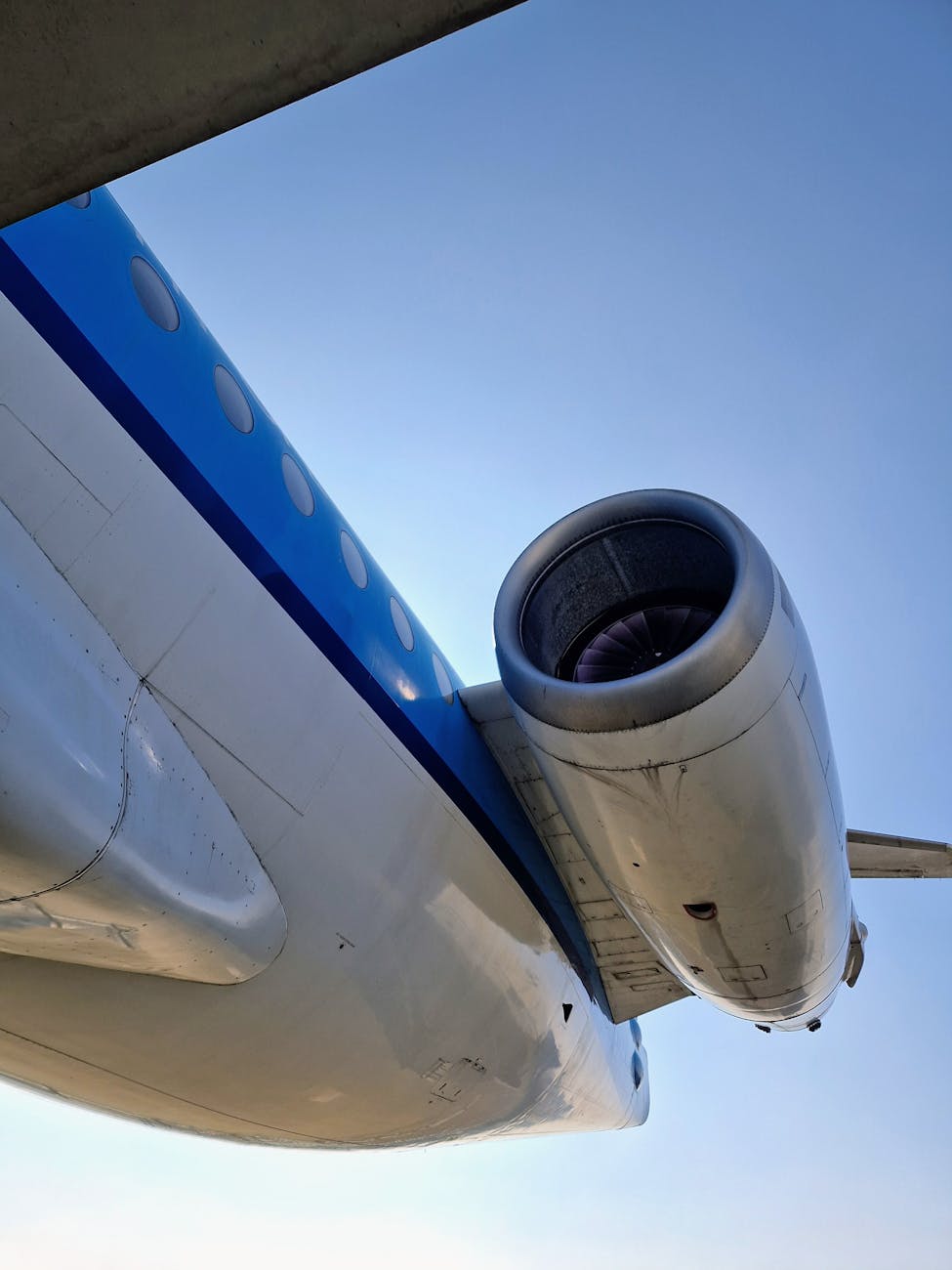 Moteur d'avion à réaction sous ciel bleu