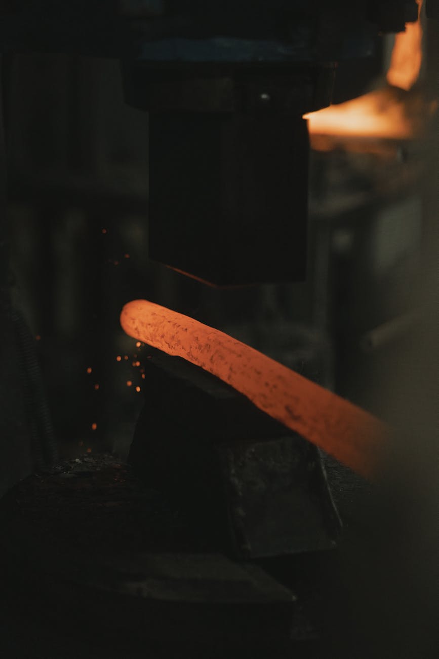 Métal incandescent en cours de forgeage