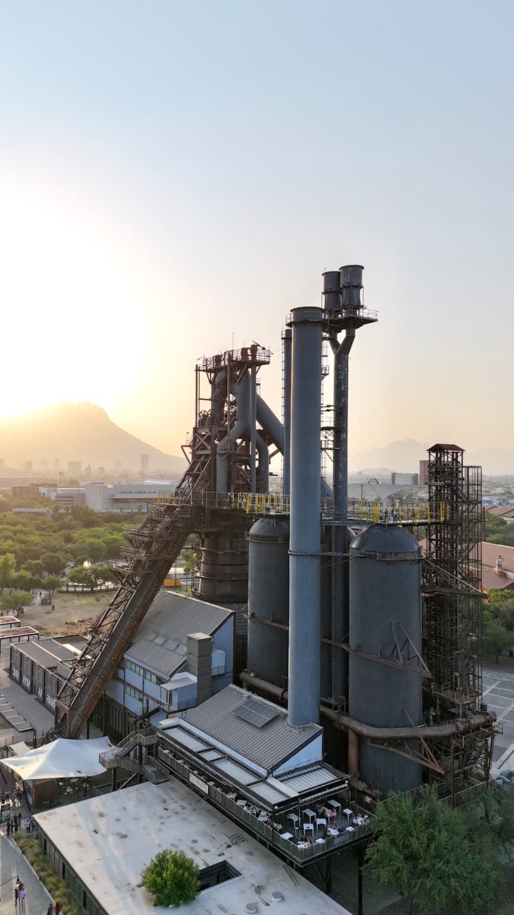 Vue aérienne d'une usine de métallurgie au crépuscule