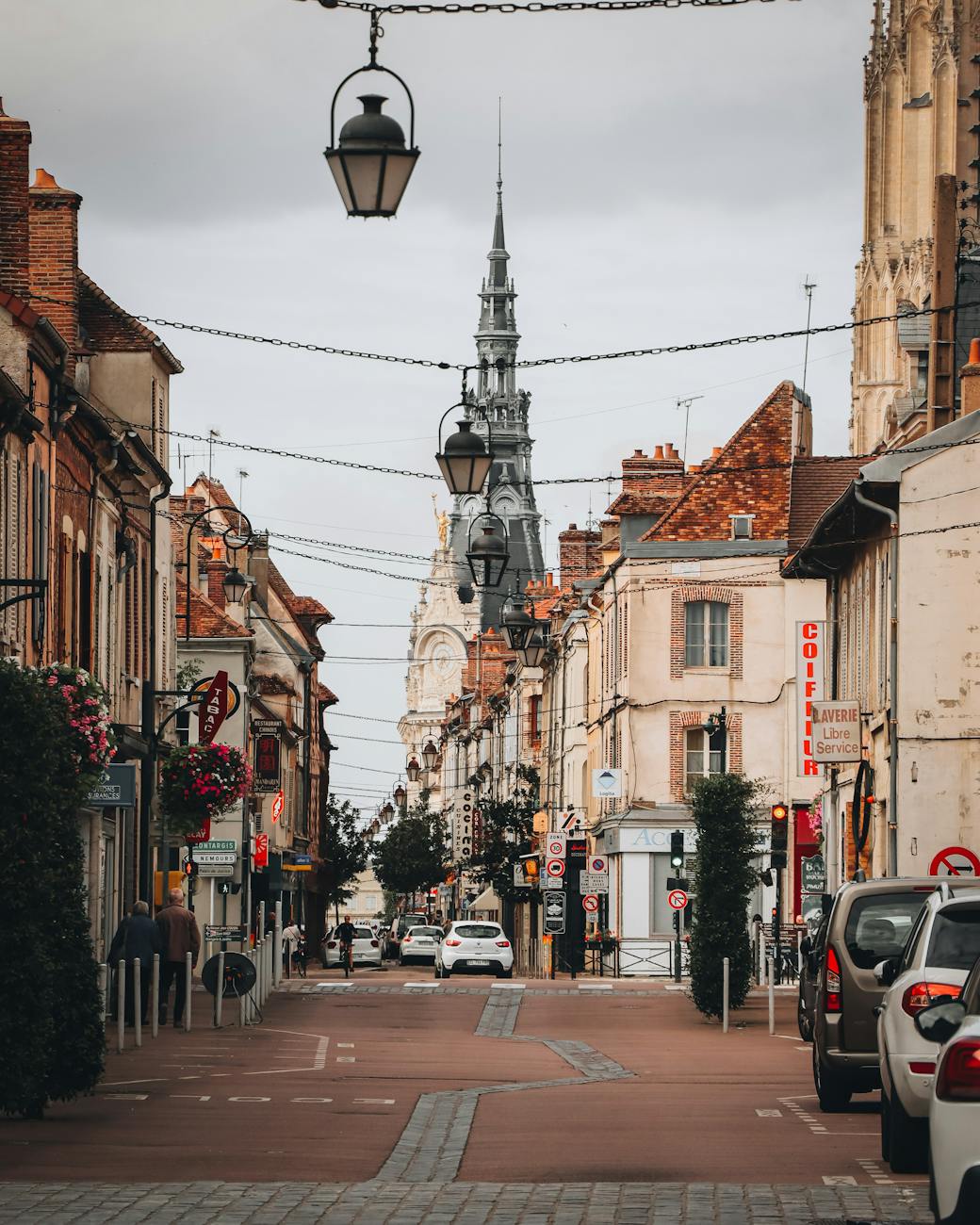 Rue historique avec architecture classique européenne