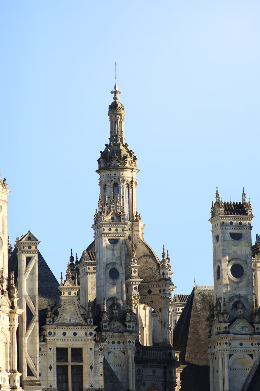 Tours ornées d'un château Renaissance sous ciel bleu
