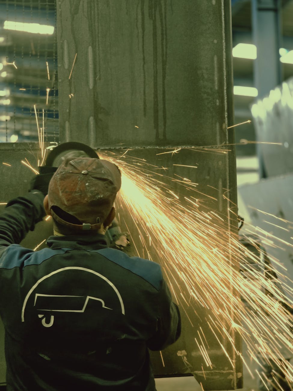 Ouvrier industriel travaillant le métal avec étincelles