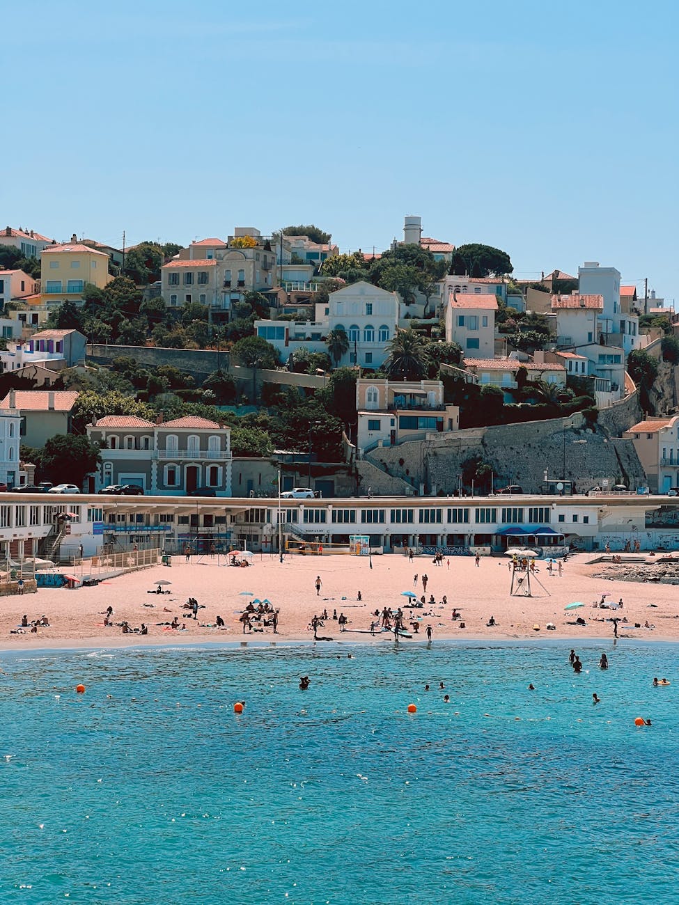 Village de bord de mer animé sur la côte atlantique