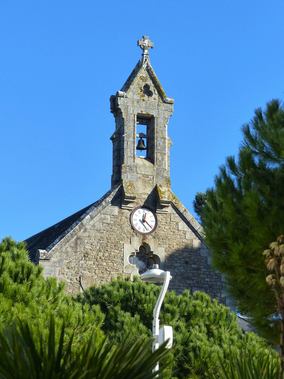 Façade en pierre d'une église avec horloge à La Baule