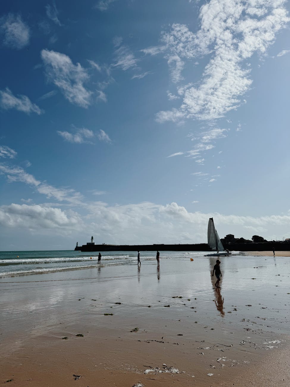 Bord de plage atlantique animé en été
