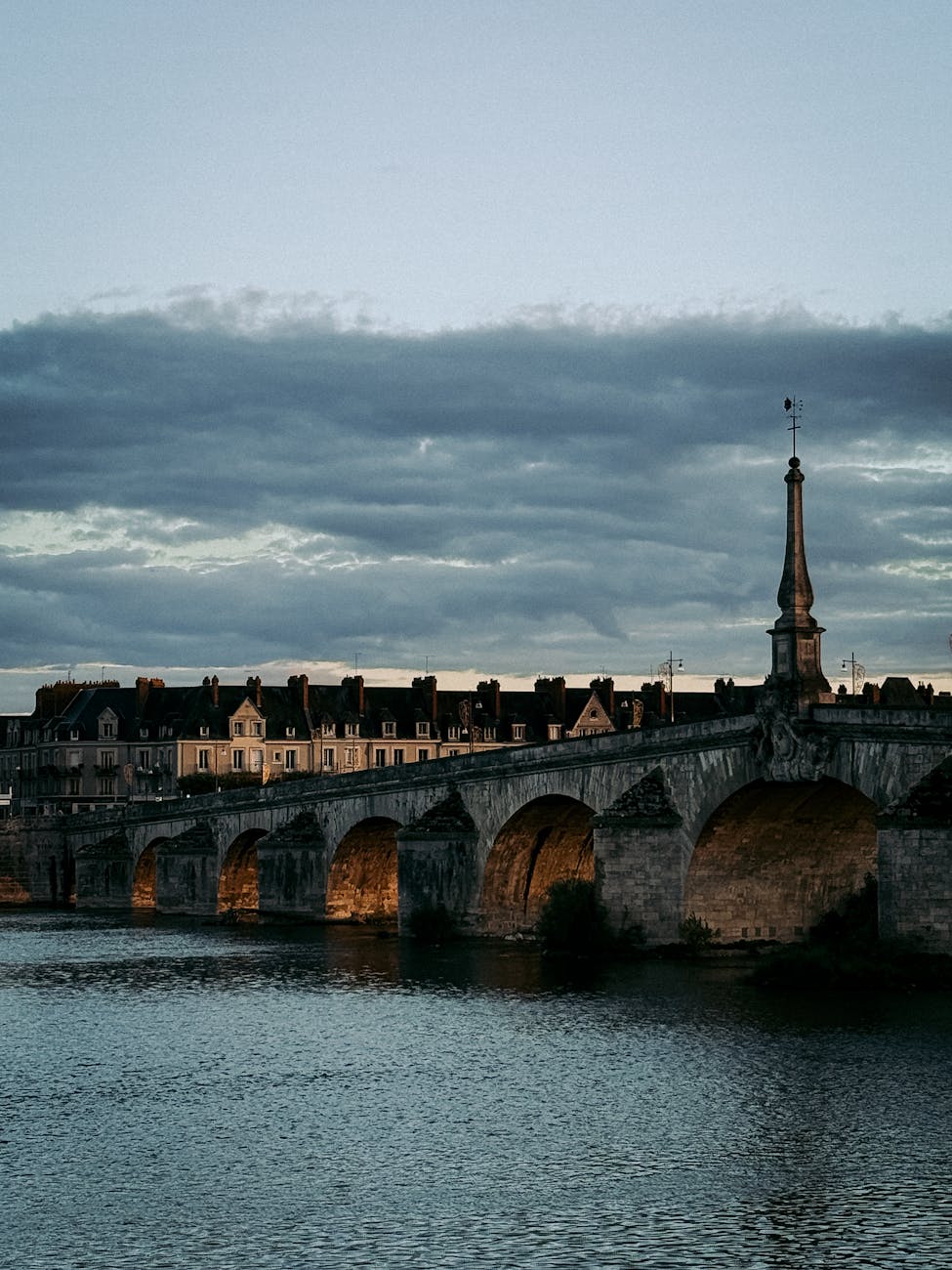 Pont en pierre sur la Loire au crépuscule