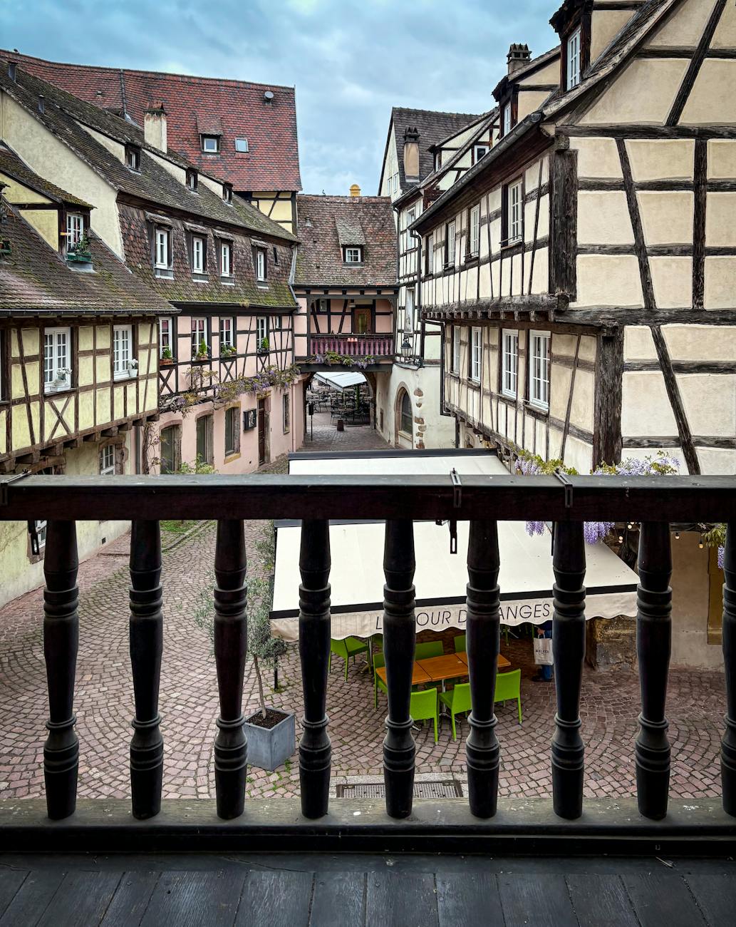 Village français pittoresque avec maisons à colombages et rue pavée