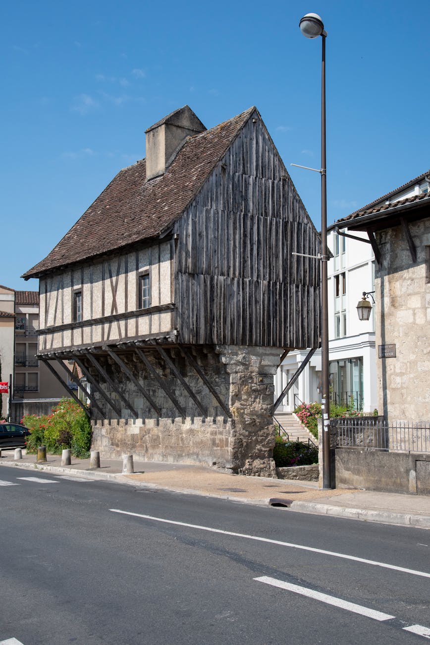Maison à colombages anciens sur pilier de pierre dans une rue française