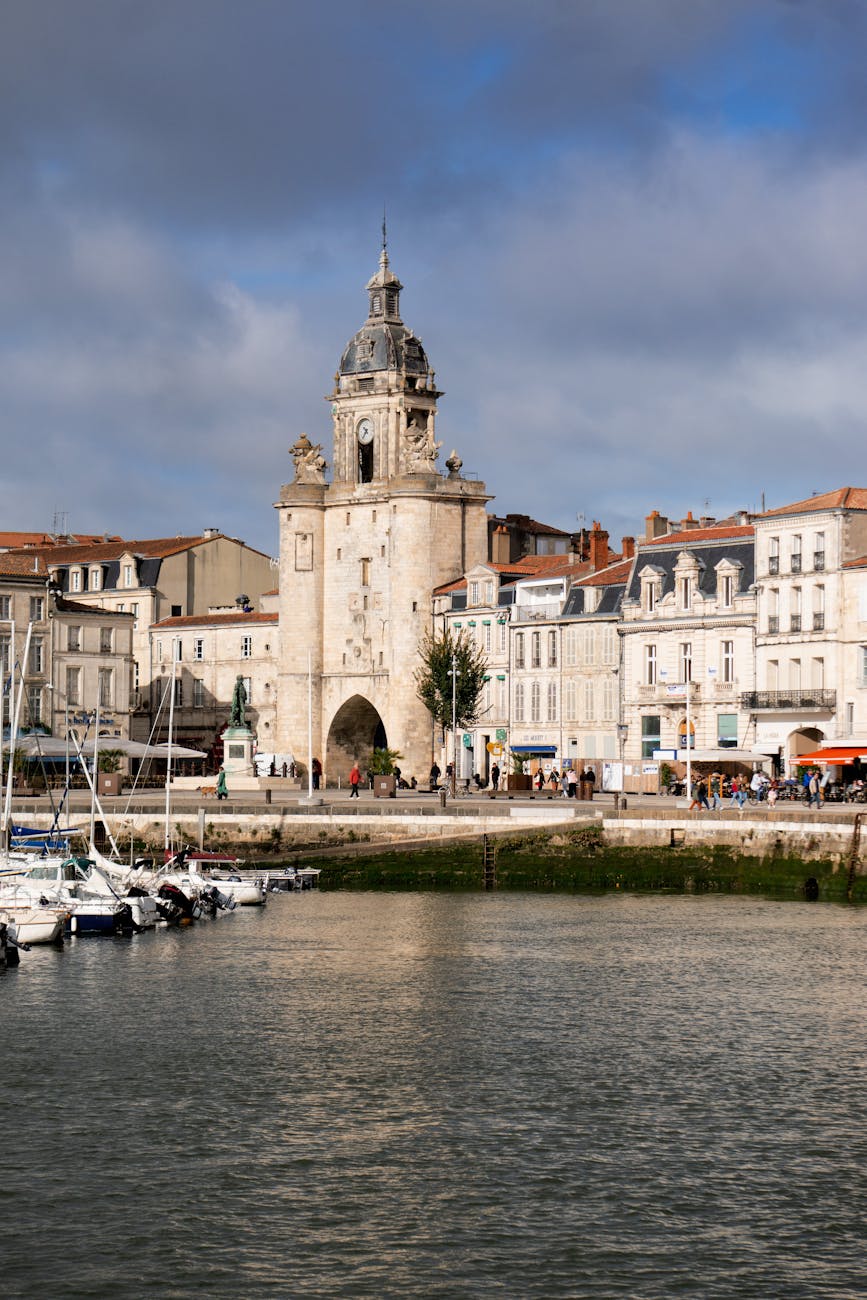 Vue panoramique du Vieux Port de La Rochelle avec la tour de la Grosse Horloge
