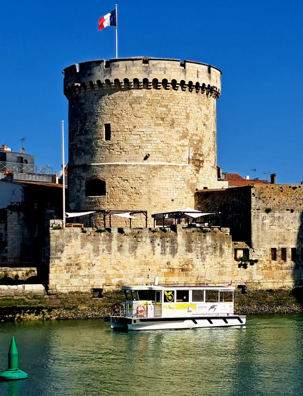 Tour médiévale de La Rochelle vue depuis le port avec un voilier au premier plan