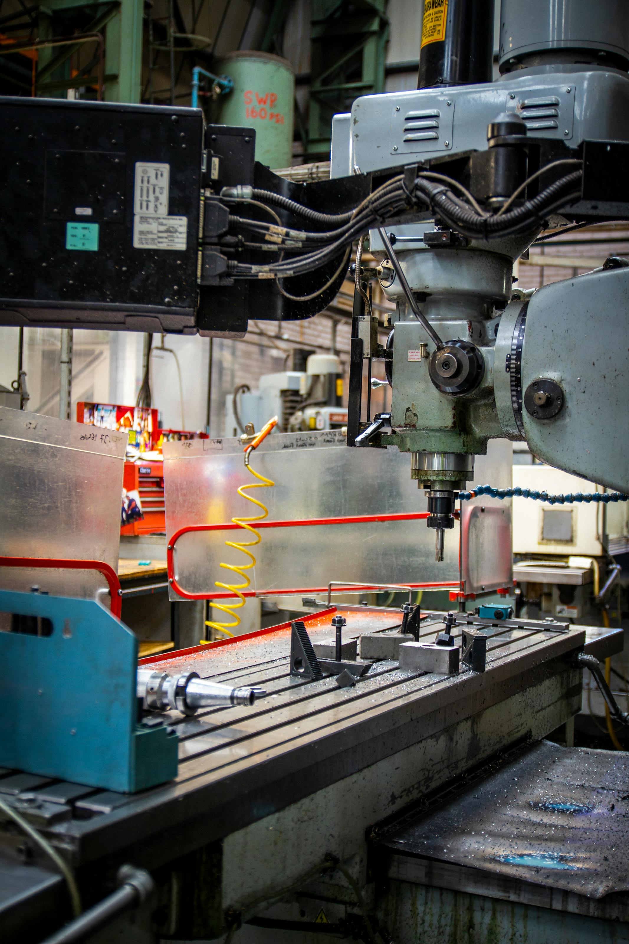 Tour CNC dans un atelier d'usinage industriel