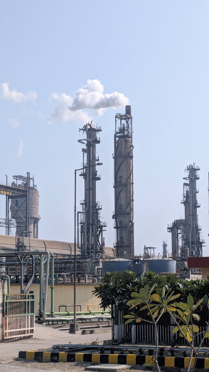 Cheminées et structures d'une usine chimique sous un ciel clair