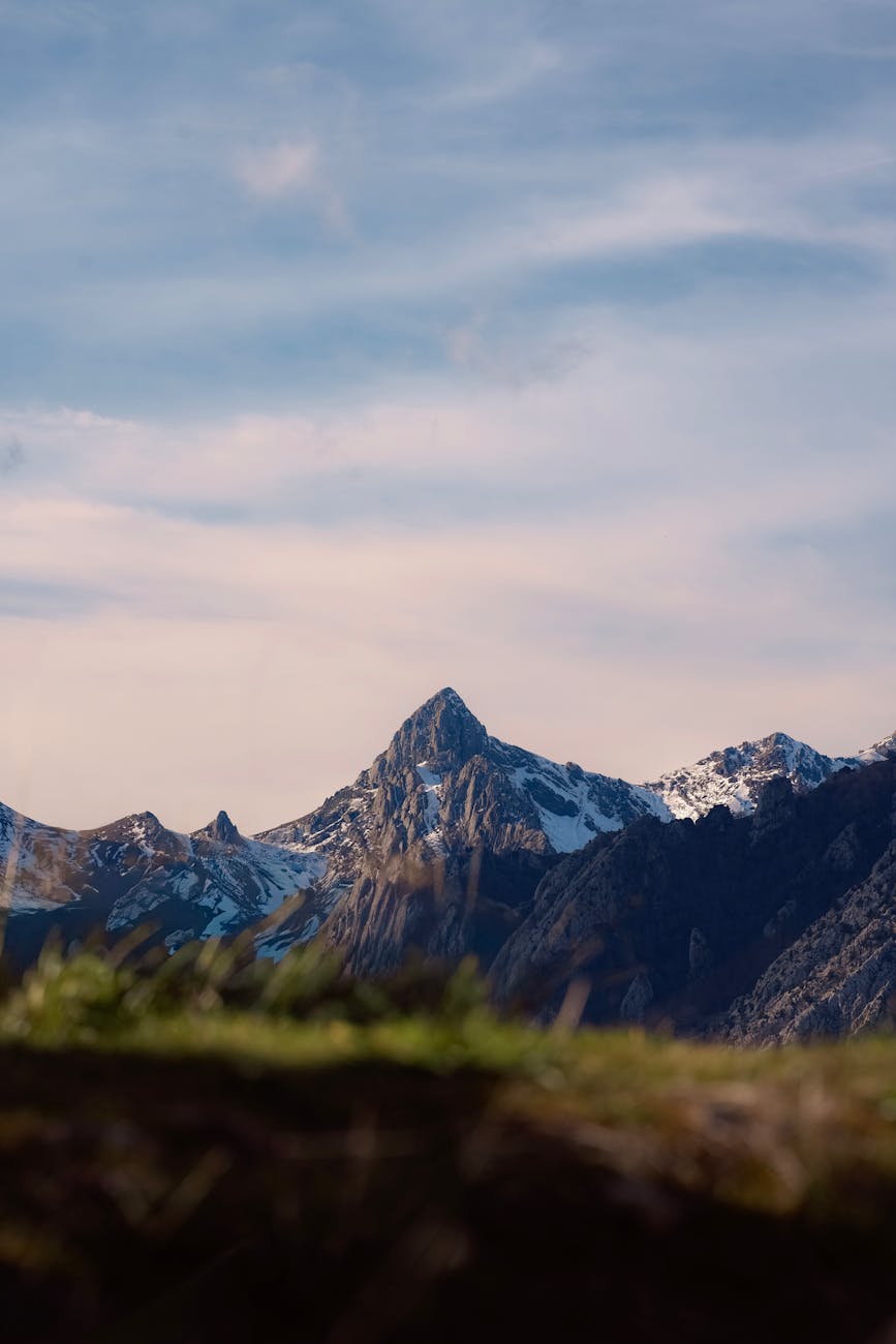 Sommets enneigés des Pyrénées au printemps