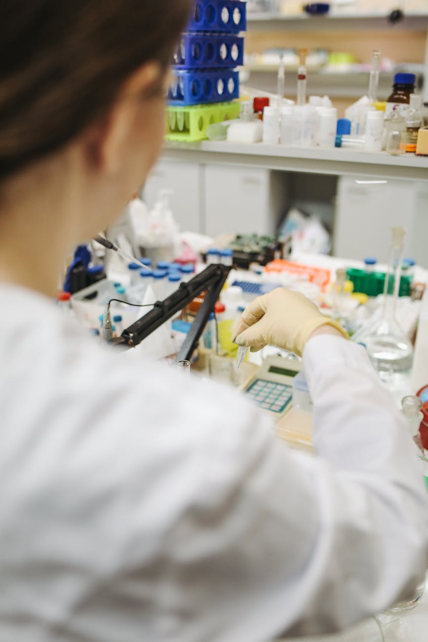 Deux scientifiques dans un laboratoire moderne